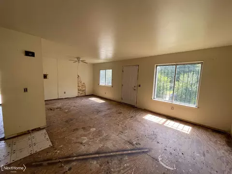 Living - 945 E Holbrook, Flint, MI 48505 photo 2 of 3