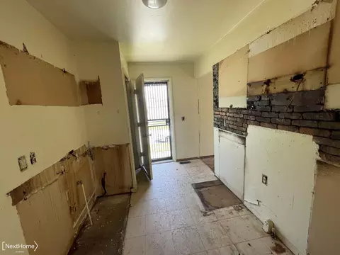 Entry Way - 945 E Holbrook, Flint, MI 48505 photo 3 of 3