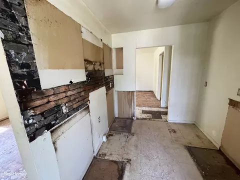 Entry Way - 945 E Holbrook, Flint, MI 48505 photo 2 of 3