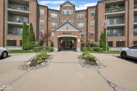 2312 Country Clb, Saint Clair Shores, MI 48082