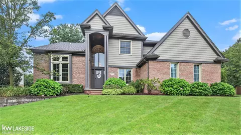 2694 Forest Vw, Rochester Hills, MI 48307