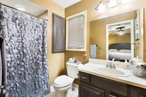 Bath - 21385 Vesper, Macomb, MI 48044 photo 1 of 3