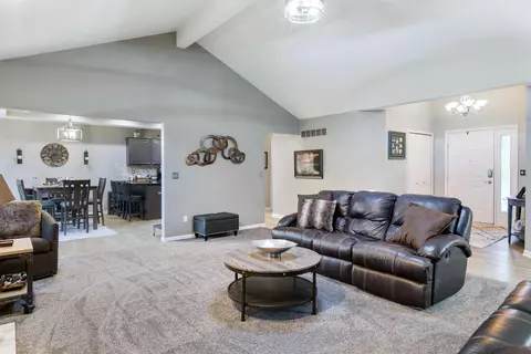 Living - 21385 Vesper, Macomb, MI 48044 photo 2 of 2