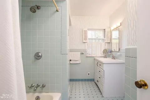 Bath - 184 Vendome, Grosse Pointe Farms, MI 48236 photo 5 of 6