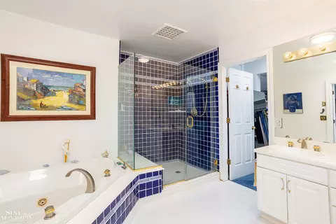 Bath - 184 Vendome, Grosse Pointe Farms, MI 48236 photo 2 of 6