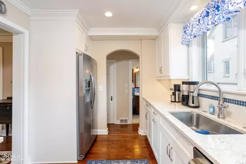 33 Beaupre, Grosse Pointe, MI 48236 photo 9
