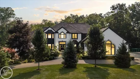 2605 High Winds, Oakland Twp, MI 48363