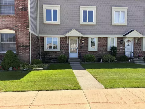 20026 N Great Oaks Cir, Clinton Township, MI 48036