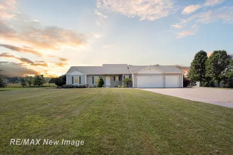 2676 E Blackhurst, Midland, MI 48642