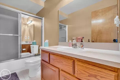 Bath - 24072 Pointe, Macomb, MI 48042 photo 2 of 4