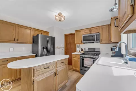 Kitchen - 24072 Pointe, Macomb, MI 48042 photo 4 of 5