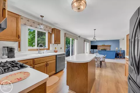Kitchen - 24072 Pointe, Macomb, MI 48042 photo 5 of 5