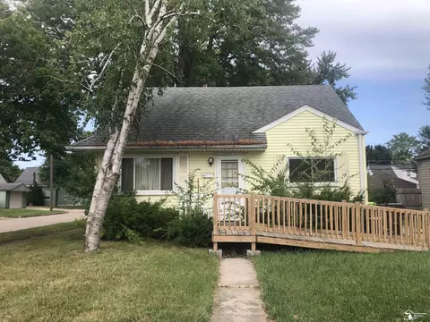 860 Woodville, Monroe, MI 48161