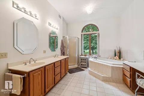 Bath - 2177 S State, Davison, MI 48423 photo 2 of 6