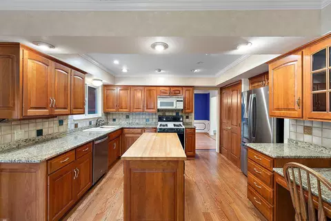 Kitchen - 656 Canterbury, Grosse Pointe Woods, MI 48236 photo 1 of 7