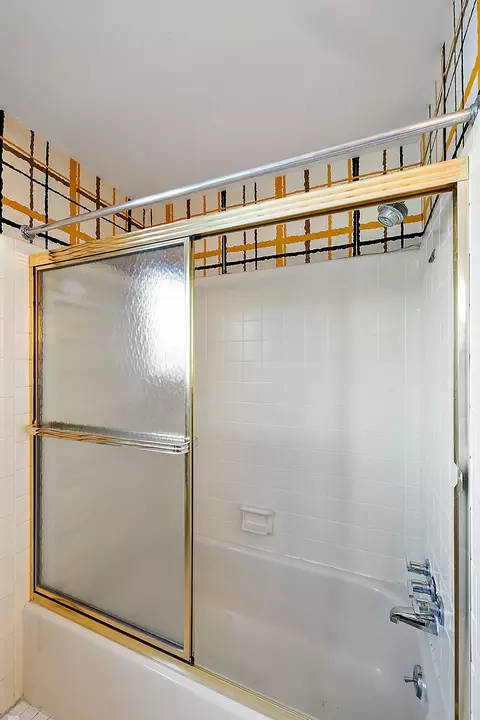 Bath - 656 Canterbury, Grosse Pointe Woods, MI 48236 photo 9 of 9