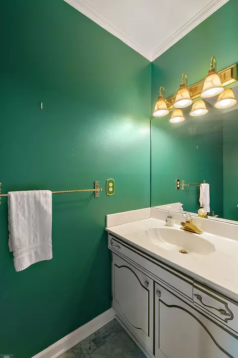 Bath - 656 Canterbury, Grosse Pointe Woods, MI 48236 photo 3 of 9