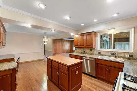 Kitchen - 656 Canterbury, Grosse Pointe Woods, MI 48236 photo 5 of 7