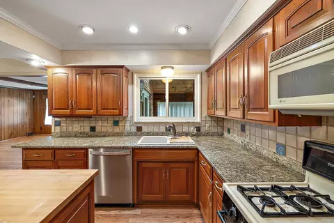 Kitchen - 656 Canterbury, Grosse Pointe Woods, MI 48236 photo 4 of 7