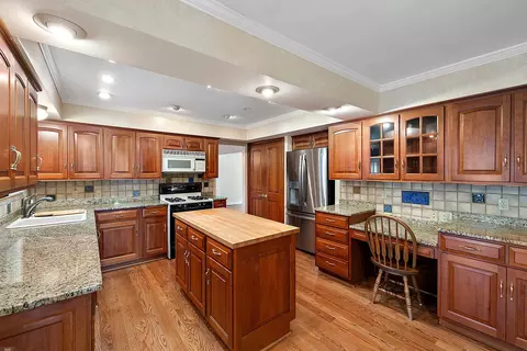 Kitchen - 656 Canterbury, Grosse Pointe Woods, MI 48236 photo 3 of 7