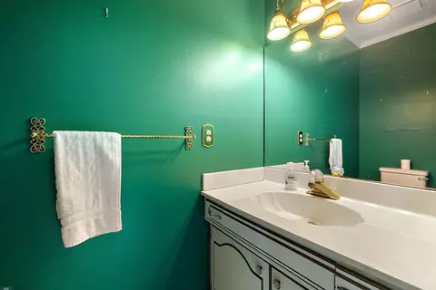 Bath - 656 Canterbury, Grosse Pointe Woods, MI 48236 photo 4 of 9