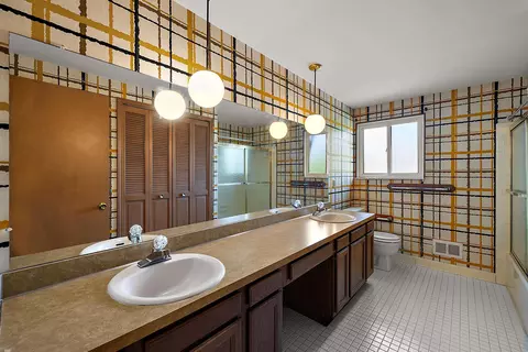 Bath - 656 Canterbury, Grosse Pointe Woods, MI 48236 photo 8 of 9