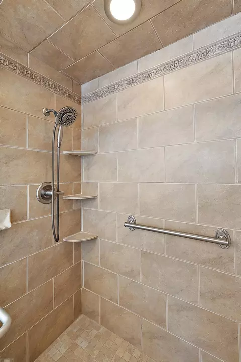 Bath - 656 Canterbury, Grosse Pointe Woods, MI 48236 photo 7 of 9