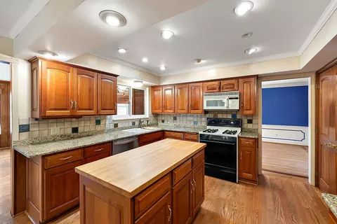 Kitchen - 656 Canterbury, Grosse Pointe Woods, MI 48236 photo 2 of 7
