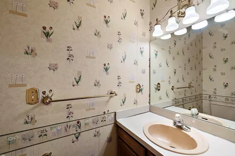 Bath - 656 Canterbury, Grosse Pointe Woods, MI 48236 photo 1 of 9