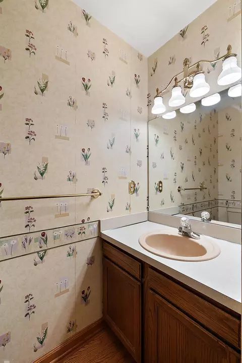 Bath - 656 Canterbury, Grosse Pointe Woods, MI 48236 photo 2 of 9