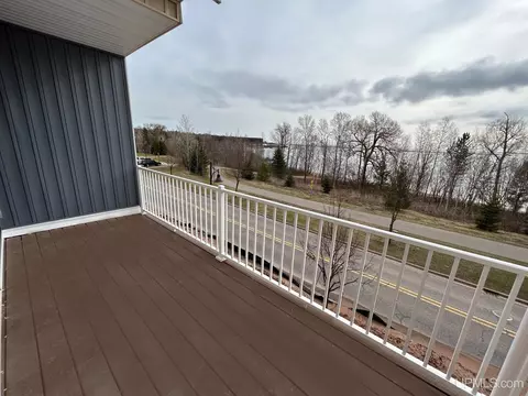 792 S Lakeshore #A+/3, Marquette, MI 49855