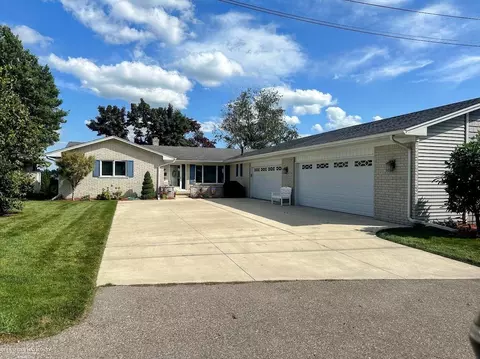 127 Channelsyde, Algonac, MI 48001