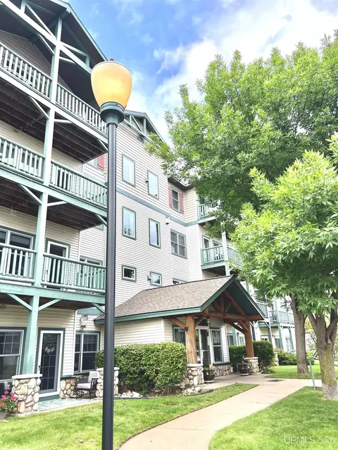 1279 Lakeshore Park Pl #2C, Marquette, MI 49855