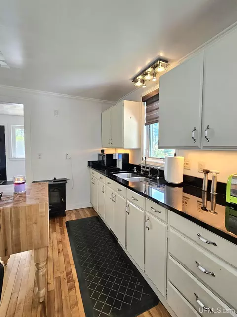 Kitchen - 1320 Comet, Wakefield, MI 49968 photo 4 of 9