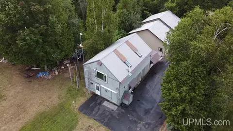 26907 E Grosse Point Shrs, Hancock, MI 49930