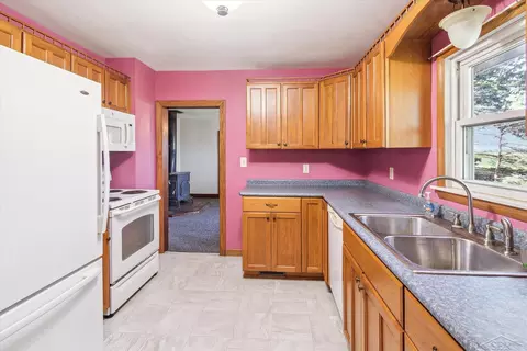 Kitchen - 15940 Lakefield, Hemlock, MI 48626 photo 3 of 3