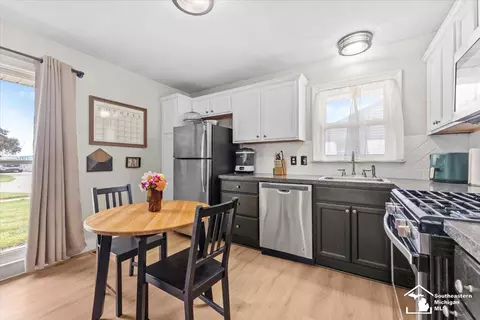 18751 Hinton, Riverview, MI 48193 photo 6