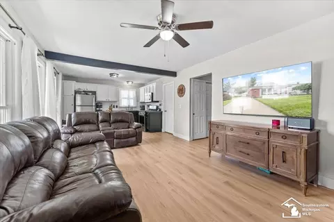 18751 Hinton, Riverview, MI 48193 photo 5