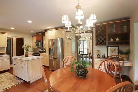 Kitchen - 7170 E Riv, Flushing, MI 48433 photo 6 of 7