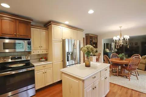 Kitchen - 7170 E Riv, Flushing, MI 48433 photo 4 of 7