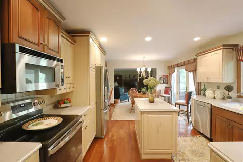 Kitchen - 7170 E Riv, Flushing, MI 48433 photo 3 of 7