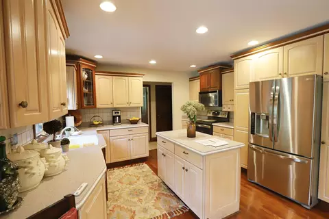 Kitchen - 7170 E Riv, Flushing, MI 48433 photo 2 of 7
