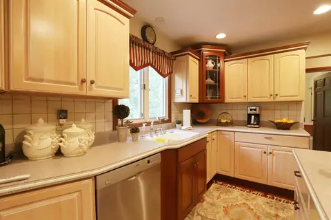 Kitchen - 7170 E Riv, Flushing, MI 48433 photo 5 of 7