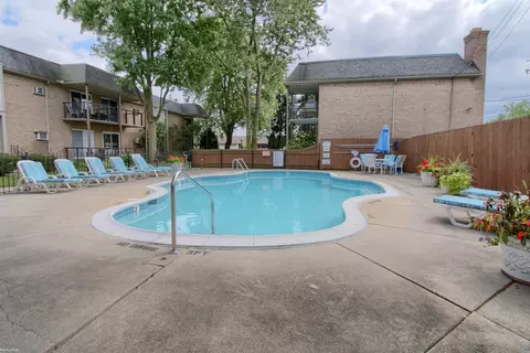 Exterior - 1707 E 14 Mile #B, Birmingham, MI 48009 photo 7 of 9