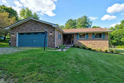 8600 Rattalee Lk, Clarkston, MI 48348