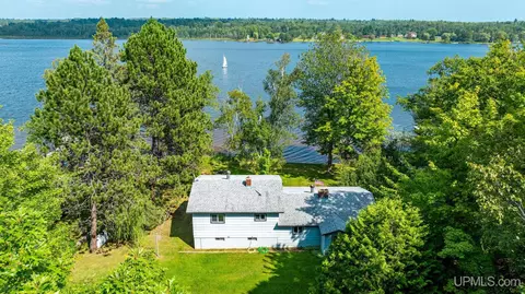 49196 N Grosse Pointe Shrs, Hancock, MI 49930