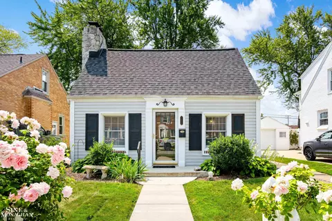 1253 Roslyn, Grosse Pointe Woods, MI 48236
