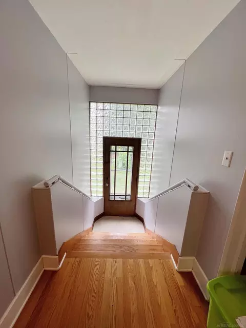 Entry Way - 40 Washington, Sandusky, MI 48471 photo 4 of 6