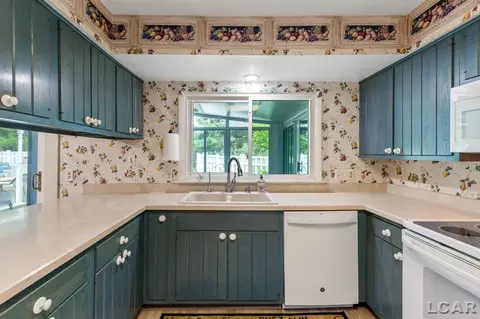 Kitchen - 2726 Coach Lite, Tecumseh, MI 49286 photo 2 of 8