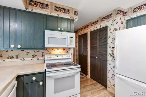 Kitchen - 2726 Coach Lite, Tecumseh, MI 49286 photo 4 of 8